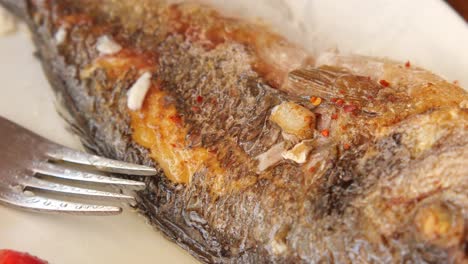 pescado a la parrilla con escamas de pimienta roja