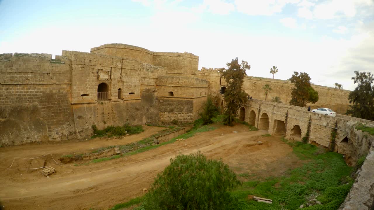 coches conducir a lo largo del puente a la ciudad antigua en la antigua fortaleza