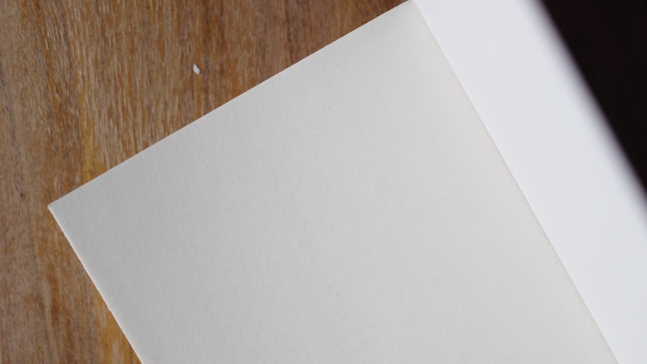 diario diario vacío con pensamientos ansiosos de la mente corriendo