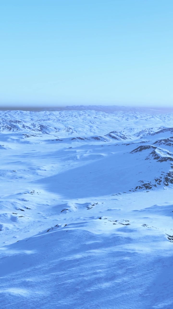 Schneelandschaft mit Bergen in der Ferne an einem klaren Tag