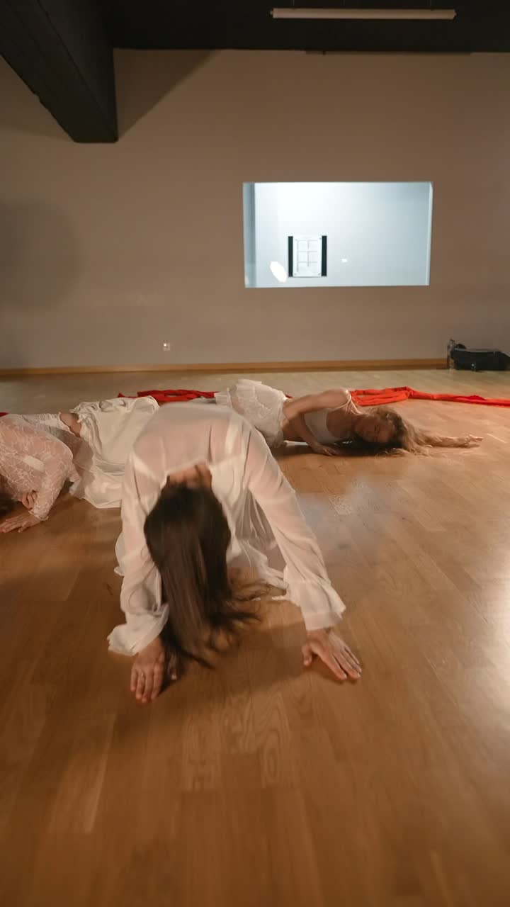 actuación de danza contemporánea en el estudio