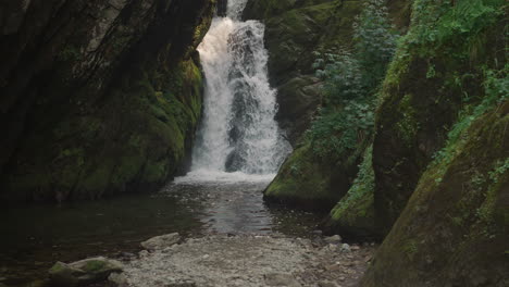 majestuosa cascada con agua fría transparente. espumas de agua de río que caen en un lugar rocoso. paisaje pintoresco con embalse natural y rocas cubiertas de musgo