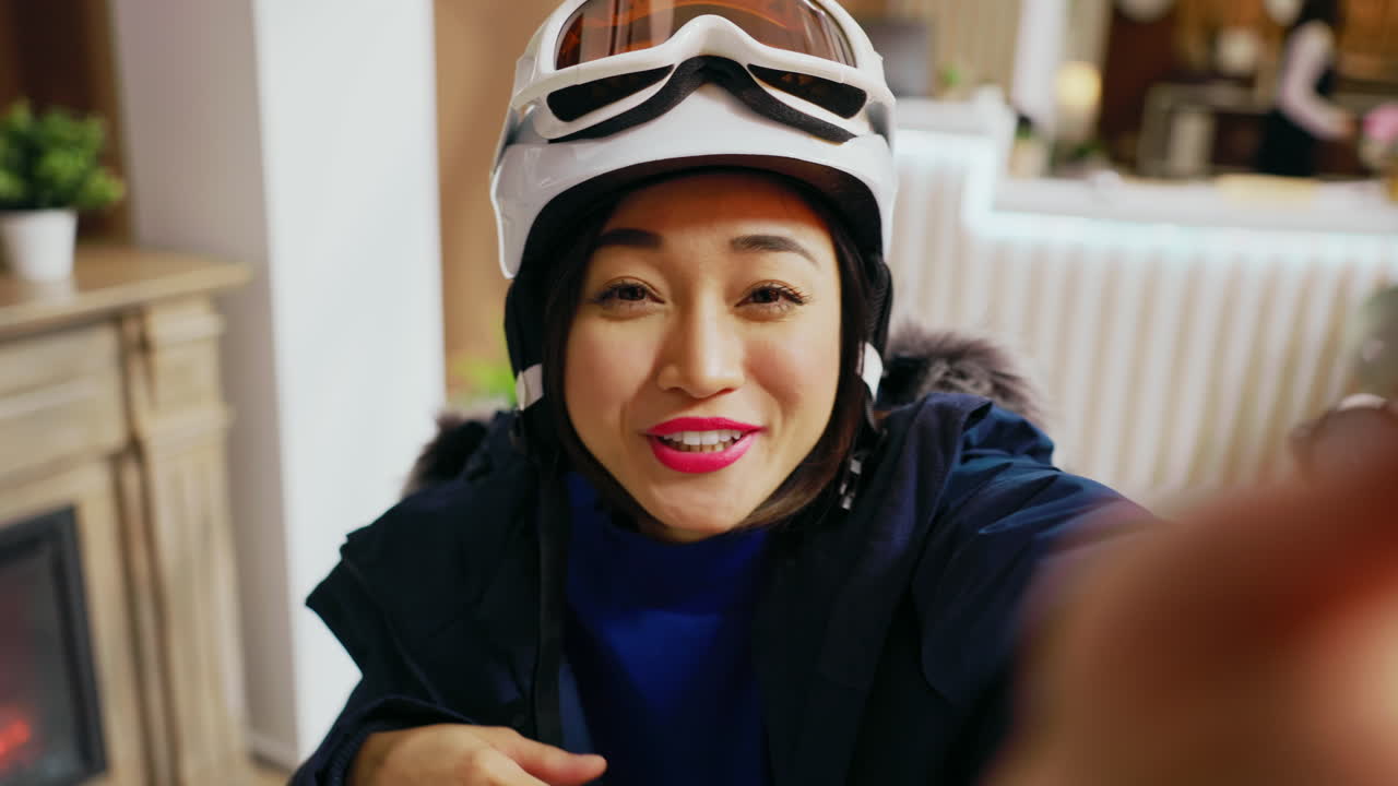 pov de mujer asiática en videoconferencia