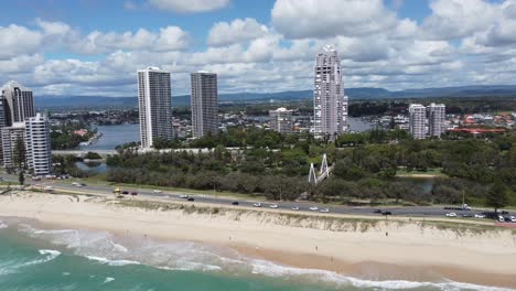 Vista-Aérea-De-Los-Hoteles-De-Southport-Y-La-Hermosa-Playa