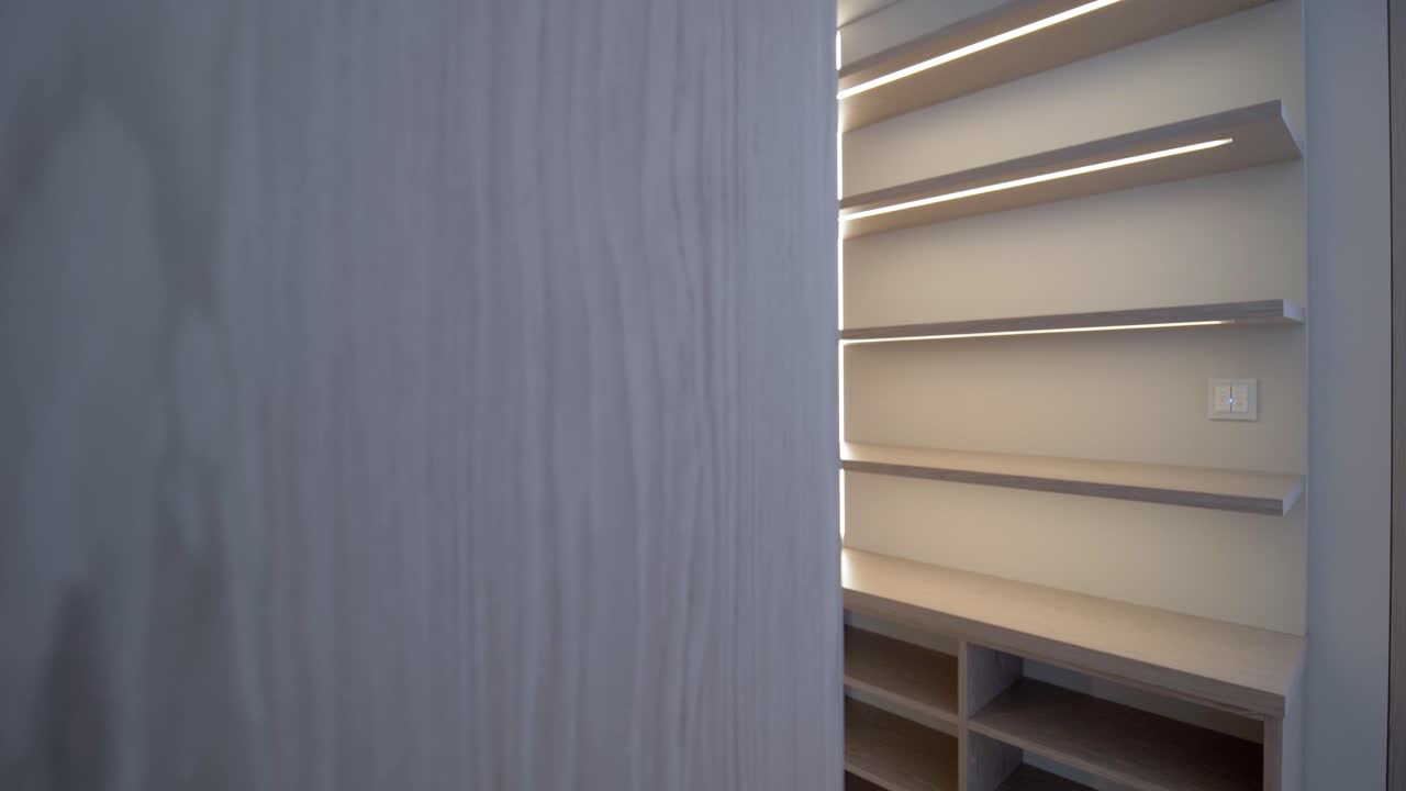 프랑스 무젭에 있는 빌라 내 조명이 밝은 빈 탈의실의 모습을 공개합니다.