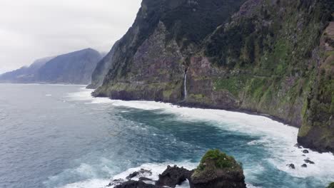 el video del dron de la cascada se revela en maderia