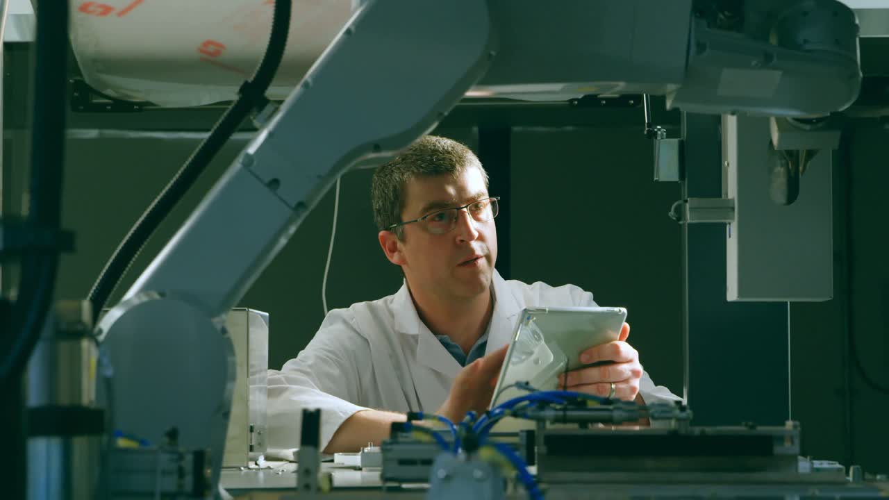 los ingenieros robóticos examinan la máquina robótica 4k