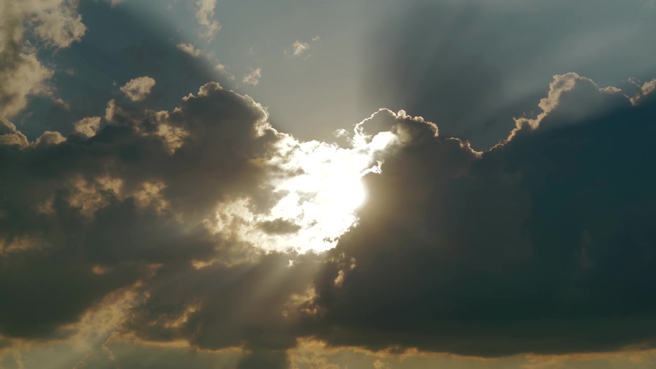 Raggi di sole che filtrano attraverso nuvole temporalesche scure