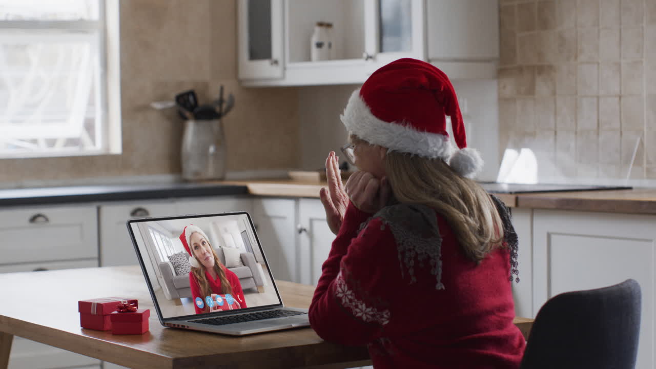 mujer caucásica pasando el tiempo en casa con sombrero de papá noel