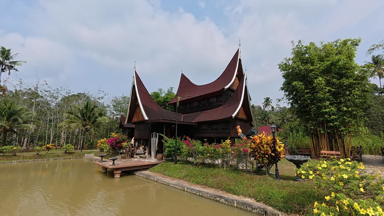 Rumah Gadang Budi is a magnificent traditional Minangkabau house. It showcases the unique buffalo horn-shaped roof, a symbol of Negeri Sembilan's rich cultural heritage