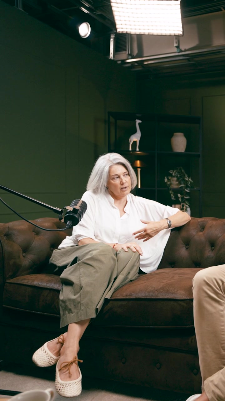 Donna matura intervistata in studio per un podcast