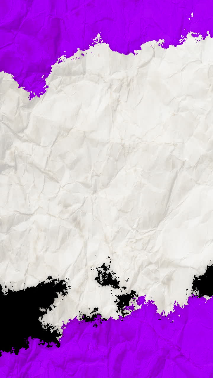 Transizione astratta con carta stropicciata e texture viola e bianca