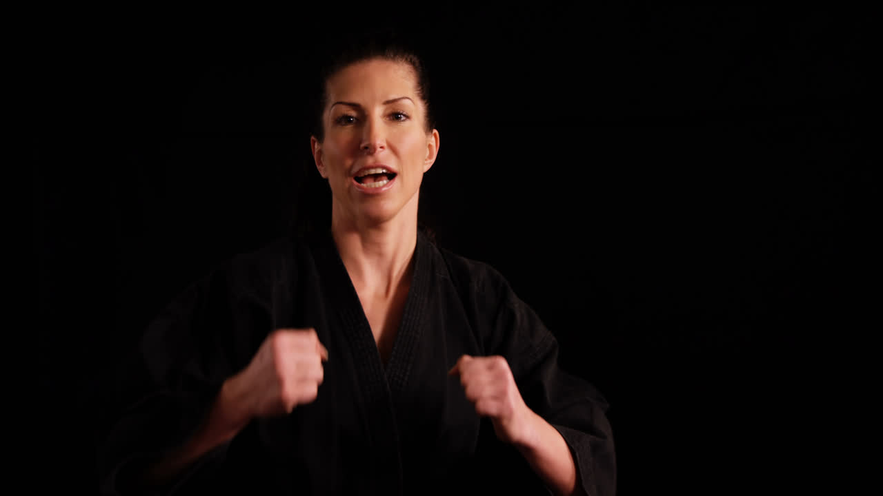 카라테 자세 를 수행 하는 카라테 선수