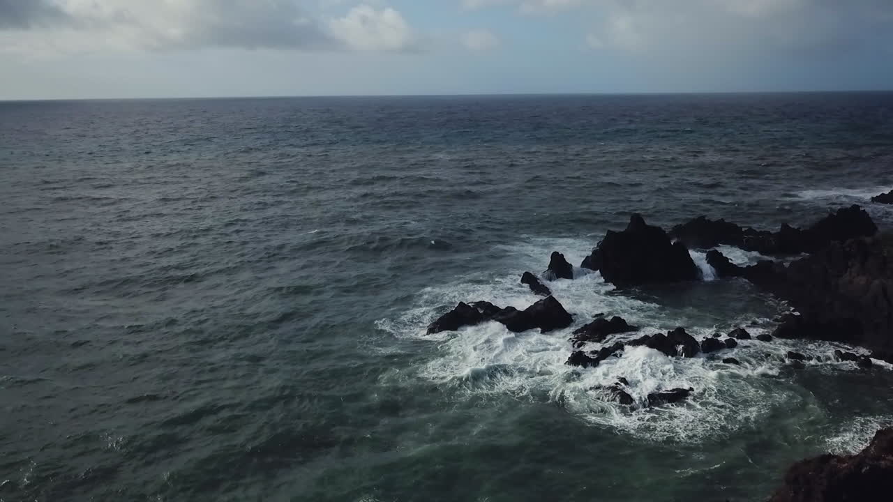 Ripresa con drone dell'oceano di Funchal a Madeira