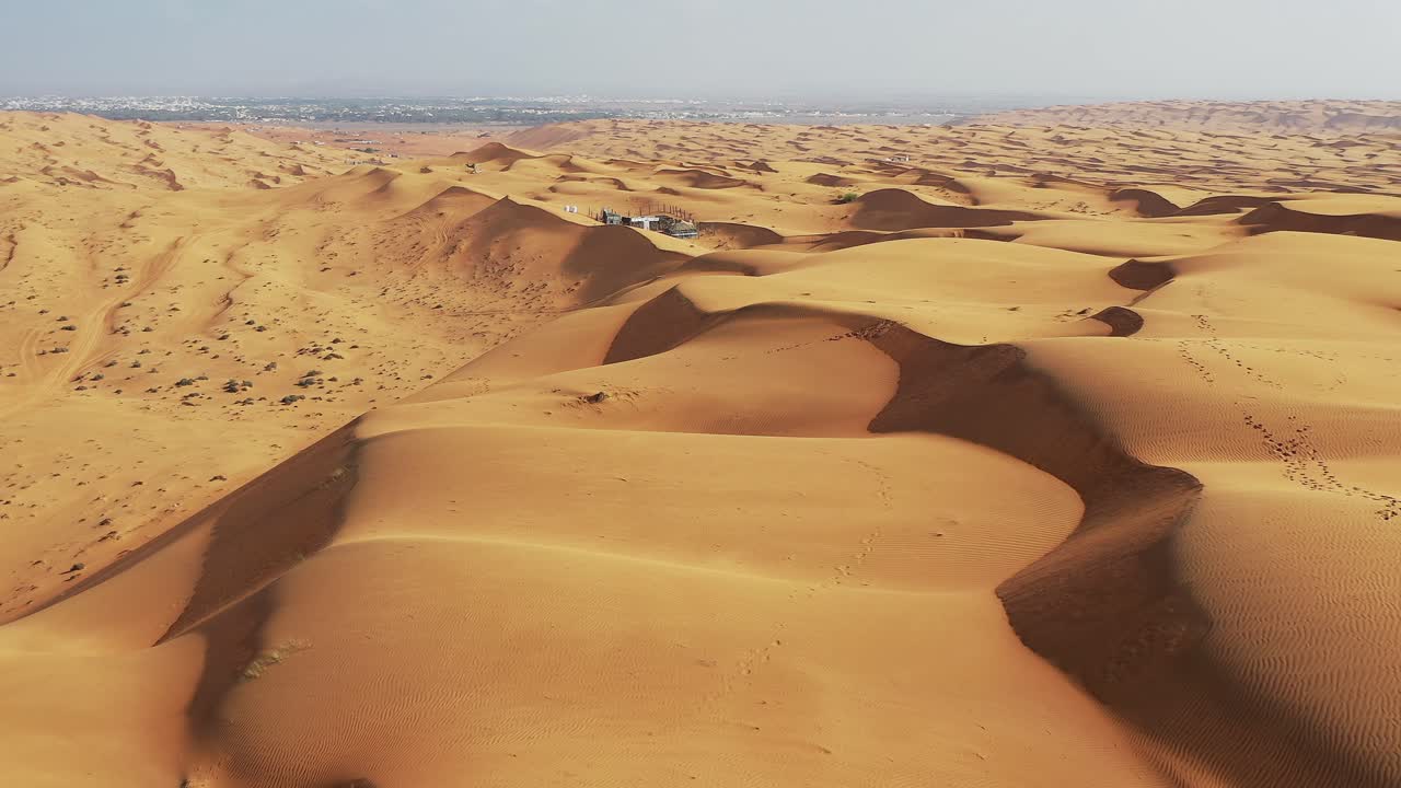 dunas de arena suave y sedosa de wahida oman toma aérea de drones