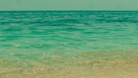 escena tranquila de la playa