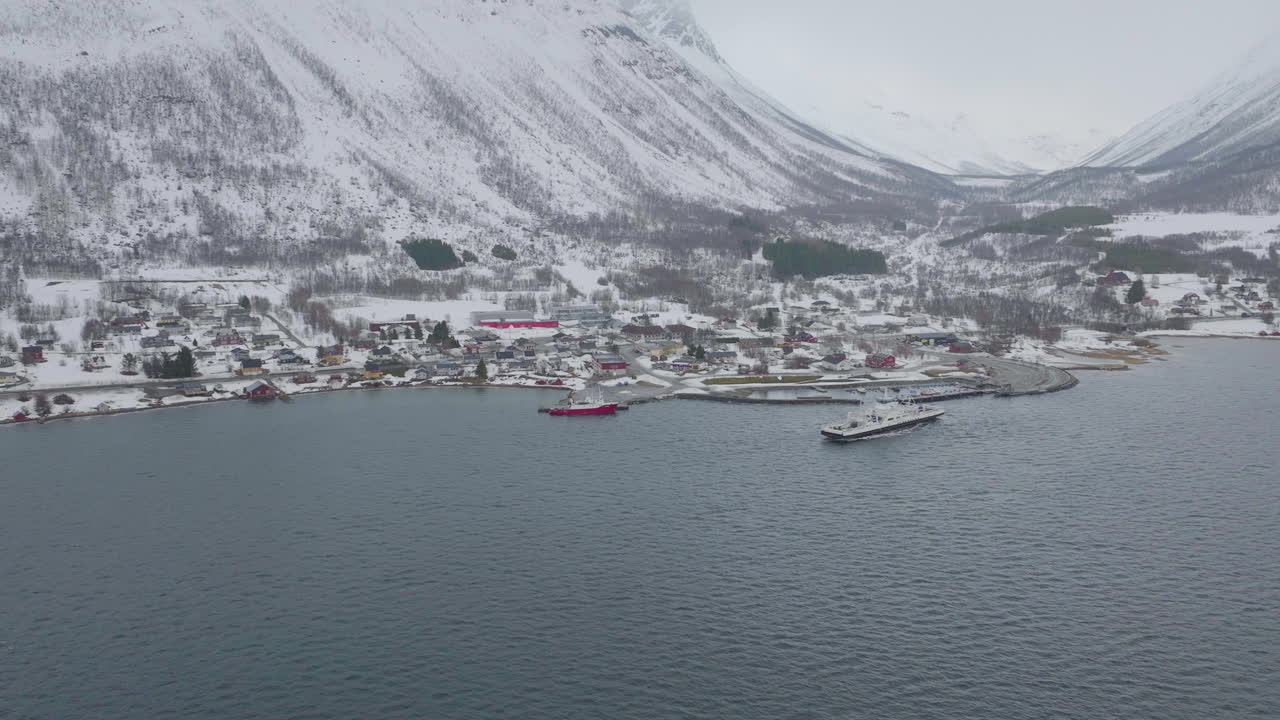 el barco sale del muelle de ferry olddalen cubierto de nieve, vista aérea del invierno ártico