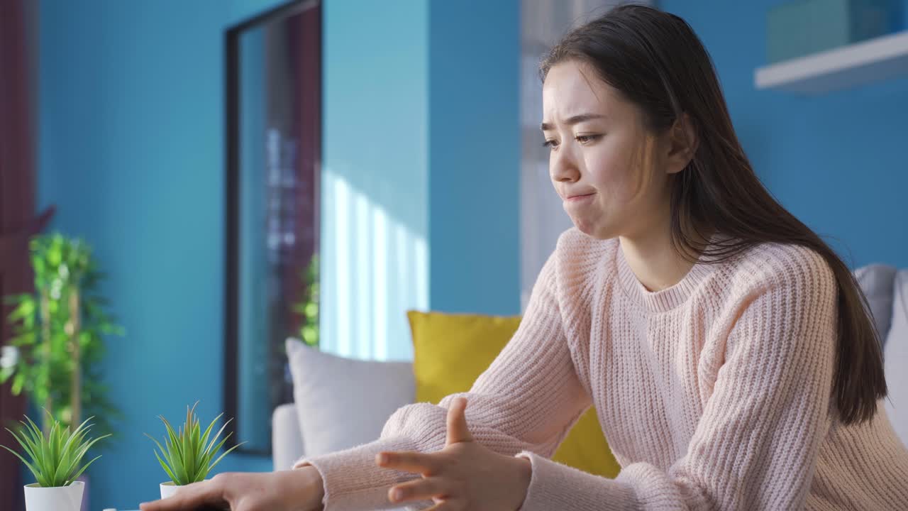 좌절한 아시아 젊은 여성은 화가 나고 화가 납니다.