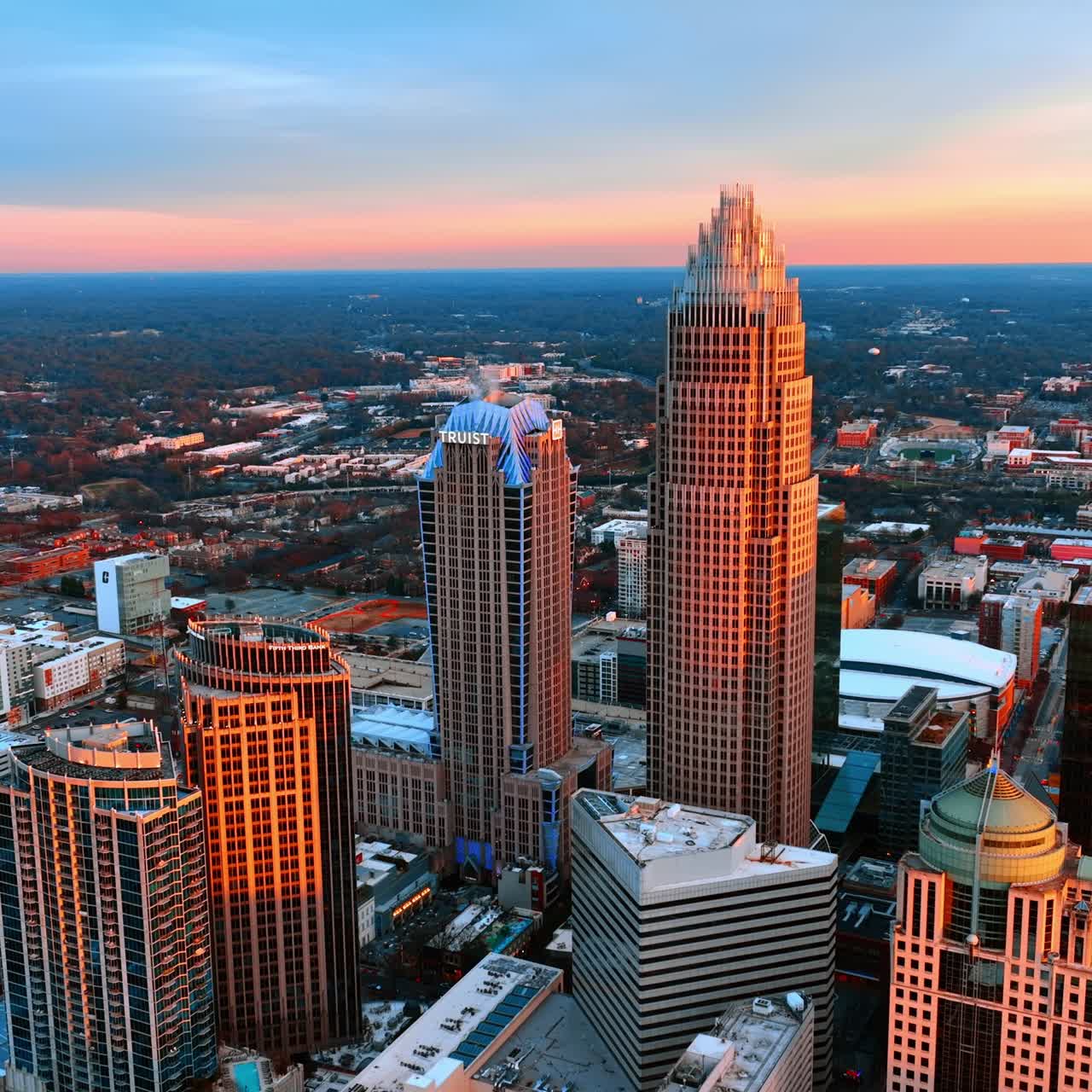 Luce rosa che colora le facciate dei grattacieli nel centro di Charlotte, Carolina del Nord, USA. Vista dall'alto. Incredibile cielo colorato sullo sfondo