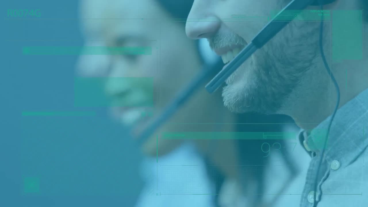 Animazione di elaborazione dati sullo sfondo di colleghi di diverse etnie che parlano con auricolare telefonico in ufficio.
