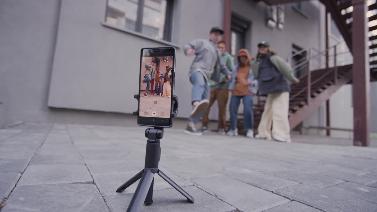 jóvenes bailando en la calle