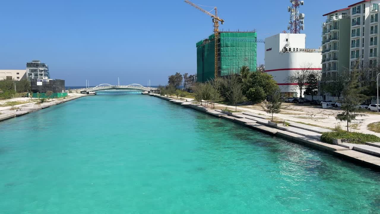 Modern yüksek apartman binaları ve planlı şehir yerleşimi ile Hulhumalé şehri, Maldivler