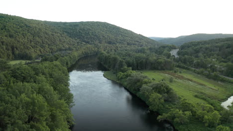 drone vuela sobre imágenes de la rama oeste del río delaware amanecer en el norte del estado de nueva york