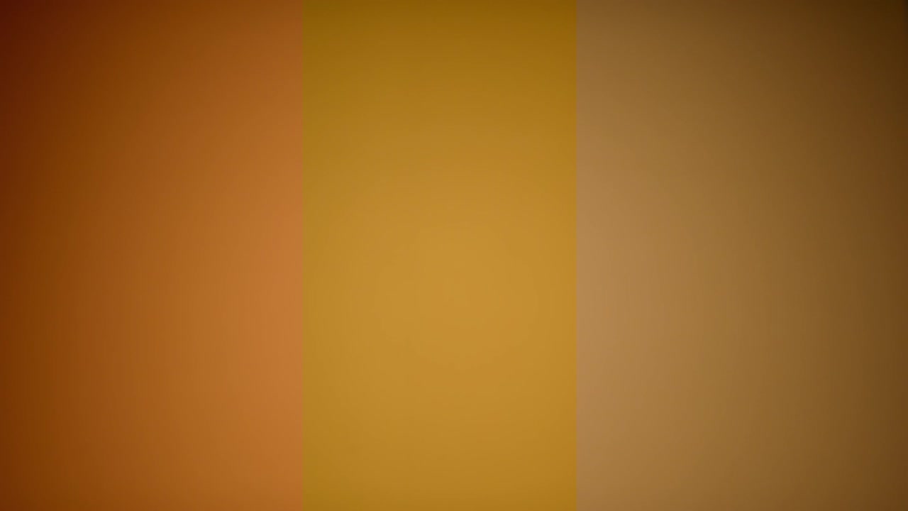 rebanadas de limón frescas lanzadas volando colgando en el aire y cayendo