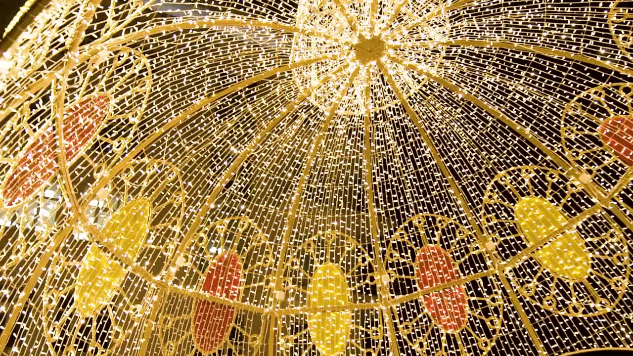 축제 불빛으로 조명 된