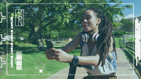 animación digital de la interfaz de videojuego contra una mujer que usa un teléfono inteligente en el parque