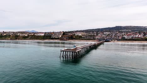 Luftaufnahme-Des-Piers-In-Südkalifornien-Mit-Einem-Wunderschönen-Orangefarbenen-Sonnenuntergang