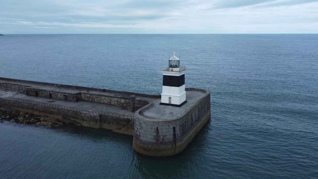 holyhead rompeolas faro más largo hormigón costero mar protección punto de referencia vista aérea descenso lento