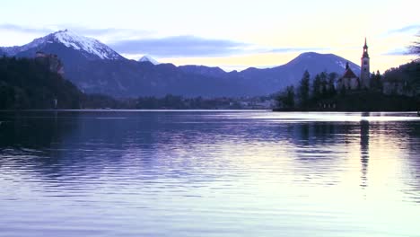 Eine-Kleine-Kirche-Auf-Einer-Insel-In-Der-Dämmerung-Am-See-Bled-Slowenien-6