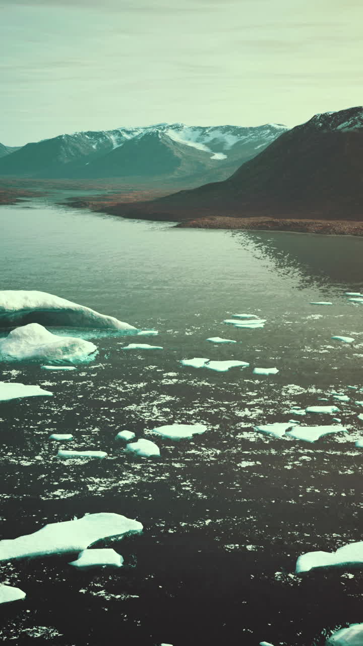 평온 한 바다 에서 떠다니는 빙산 의 경치 가 아름답다