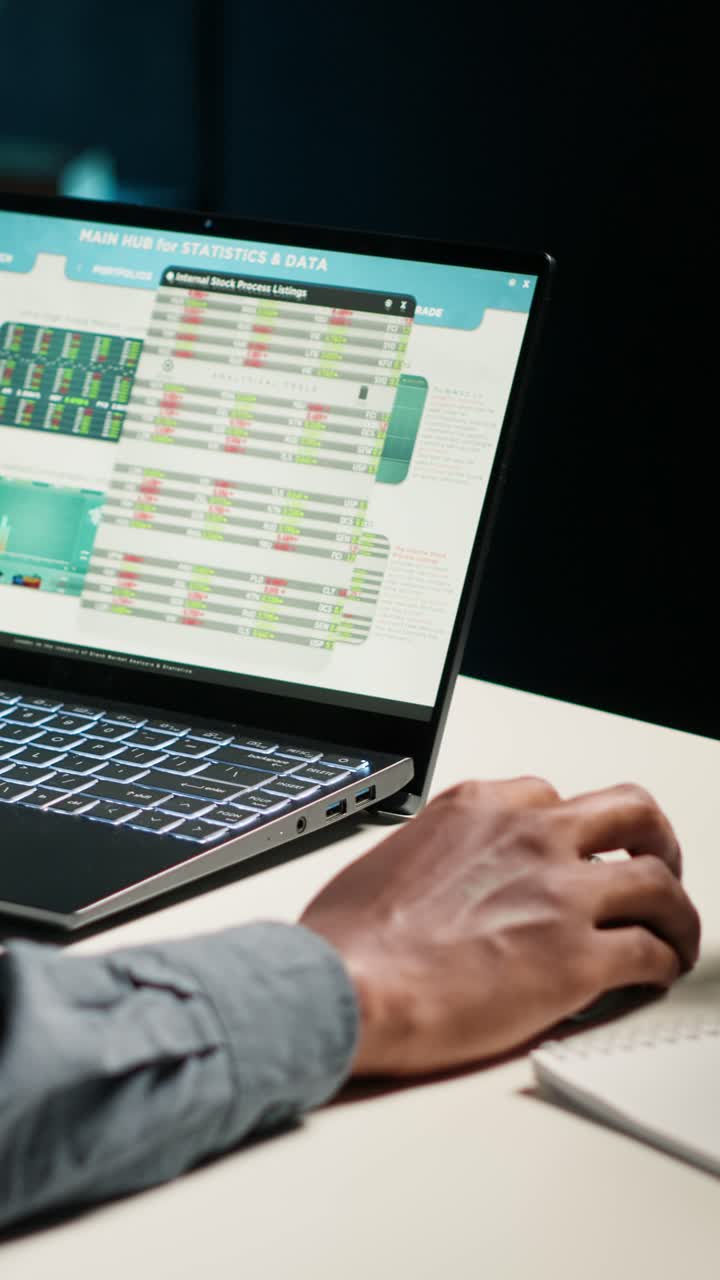 Menganalisis Data Pasar Saham di Laptop