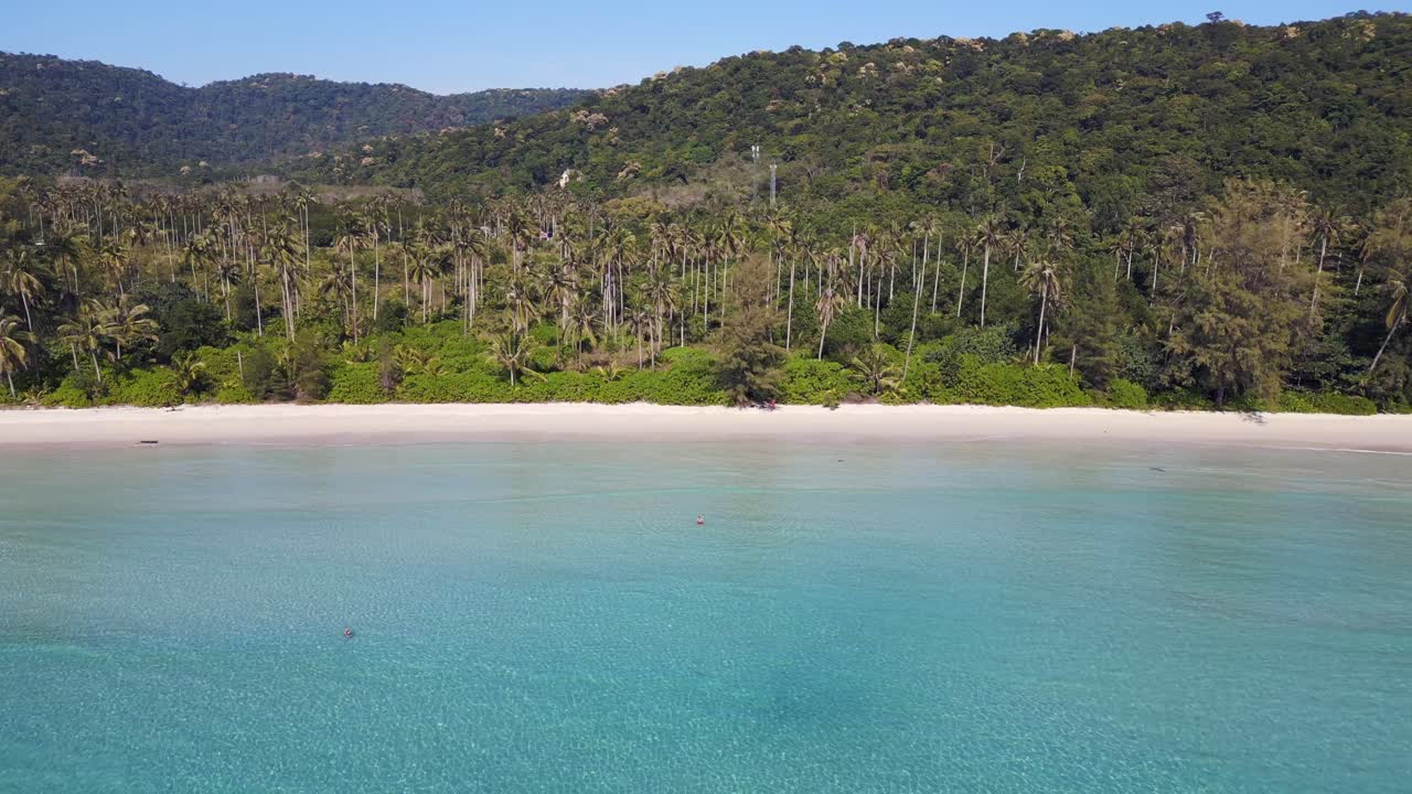 молодой человек прыгает в кристально чистую бирюзовую морскую воду