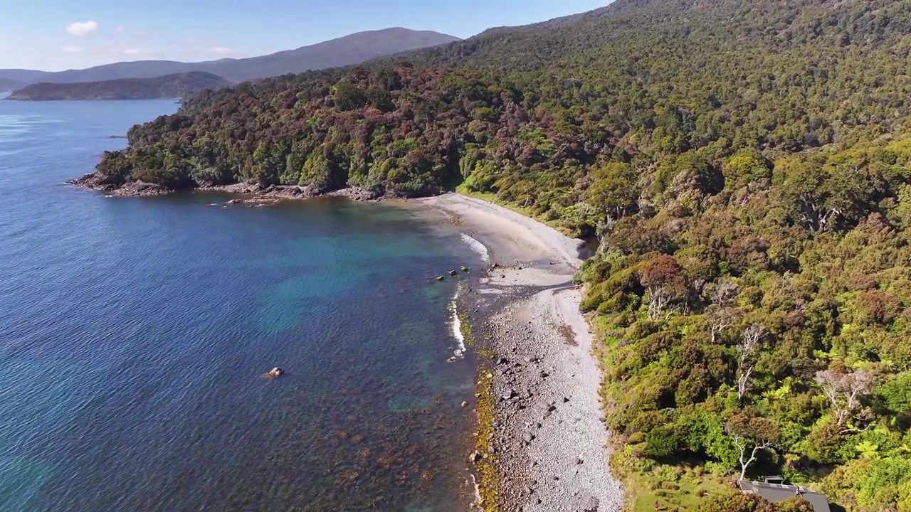 Luftfoto af kystlandskab på West Stewart Island, Rakiura. Indfødt, afsidesliggende vegetation, uberørt natur.