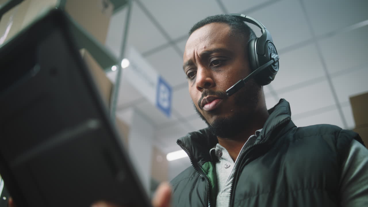 trabajador de almacén con auriculares y tableta