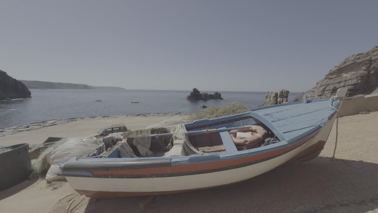 Sentiero dei pescatori Algarve Portogallo piccola barca da pesca nel porto