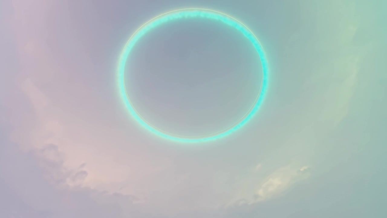 Anel ciano brilhante aparecendo, mantendo o centro sobre o céu do amanhecer, com nuvens esparsas flutuando, evocando calma.
