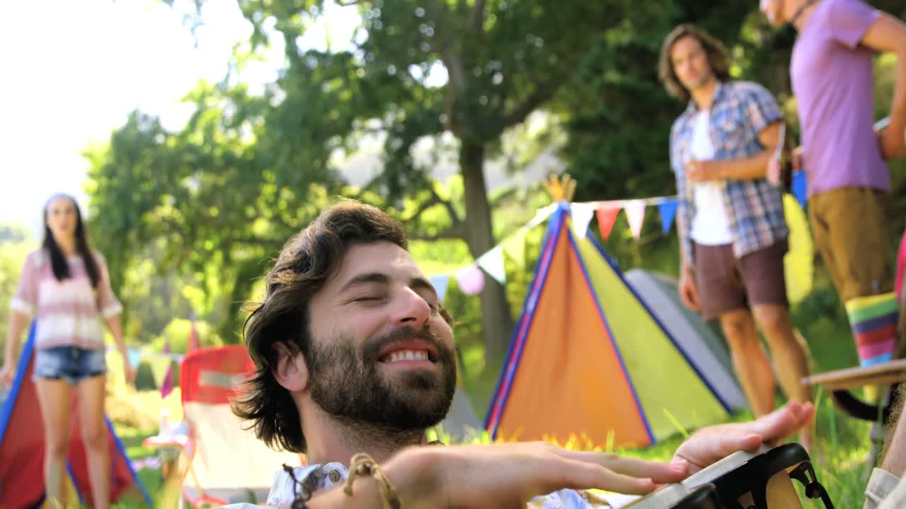 hombre hipster tocando un instrumento musical