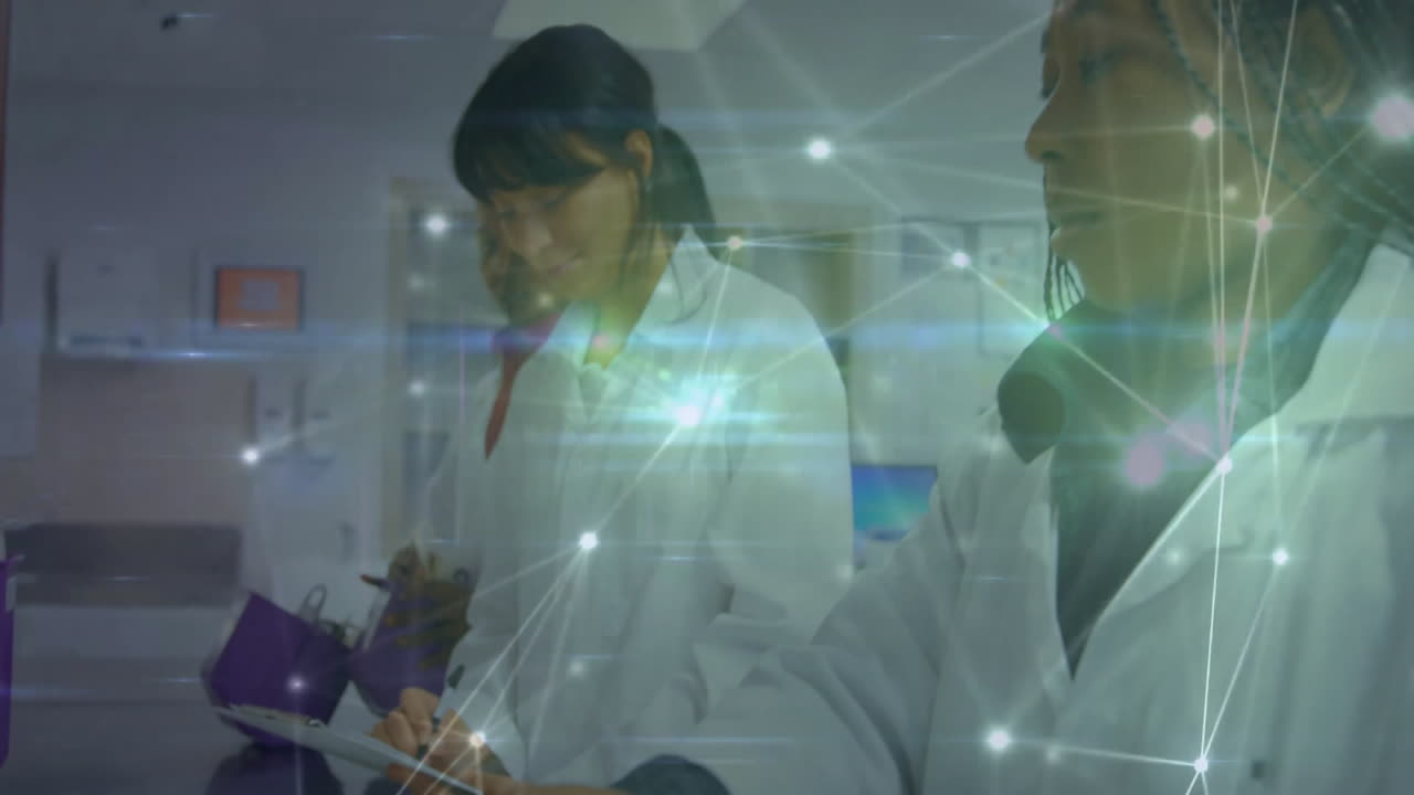 científicos que trabajan en el laboratorio con una red de conexiones y animación de procesamiento de datos