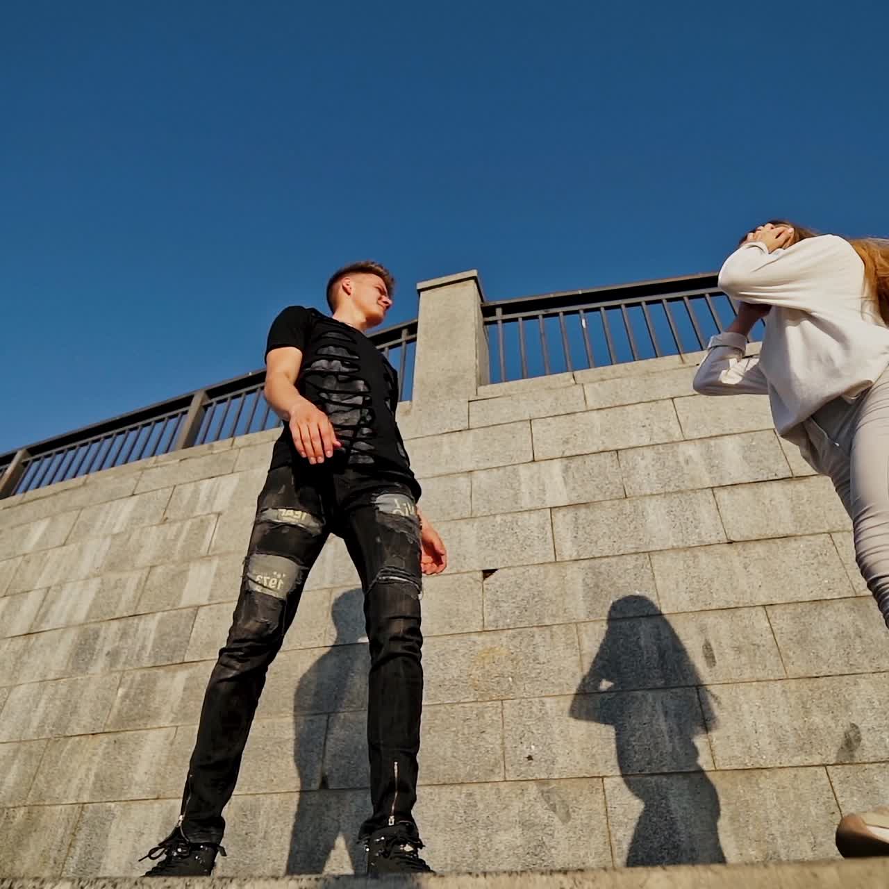 사랑에 빠진 커플이 춤을 춘다