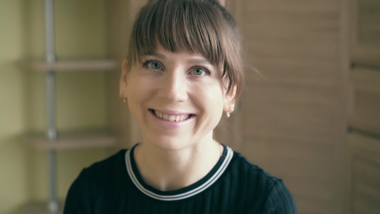 retrato de una joven y bonita mamá sonriendo