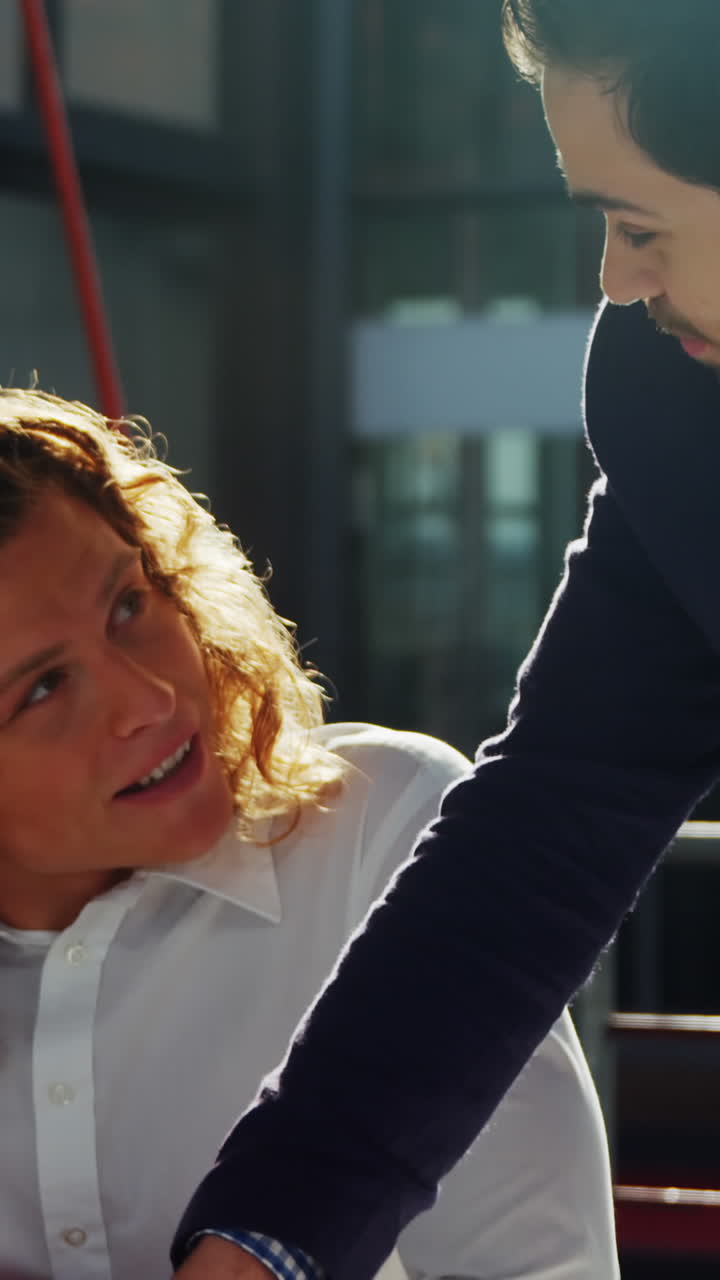 ejecutivos de negocios discutiendo sobre el plan