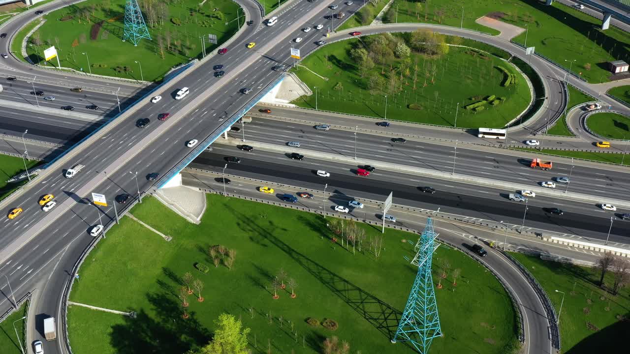 모스크바의 고속도로 교차로 교통 경로의 공중 뷰.