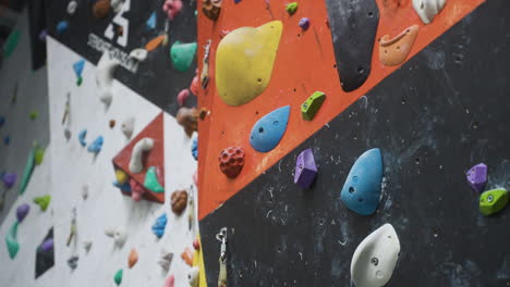 interior de un centro de pared de escalada