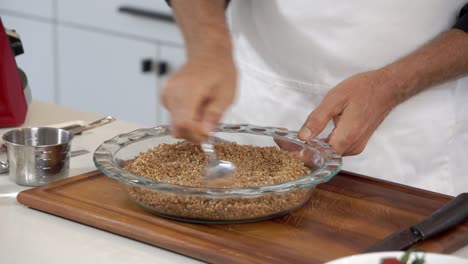 la difusión de almendras mezcladas y granos de nuez para hacer corteza para la dieta casera de pasteles de queso vegetarianos sin productos lácteos