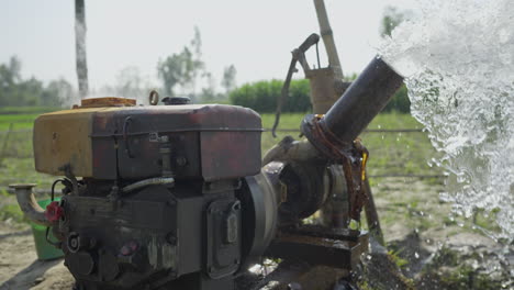 bomba de agua funcionando a toda velocidad en el campo de cultivos