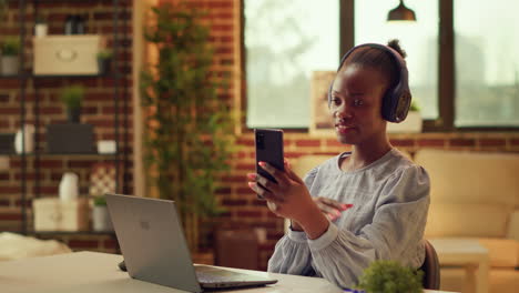 Mujer-Usando-Videollamada-De-Teléfono-Inteligente